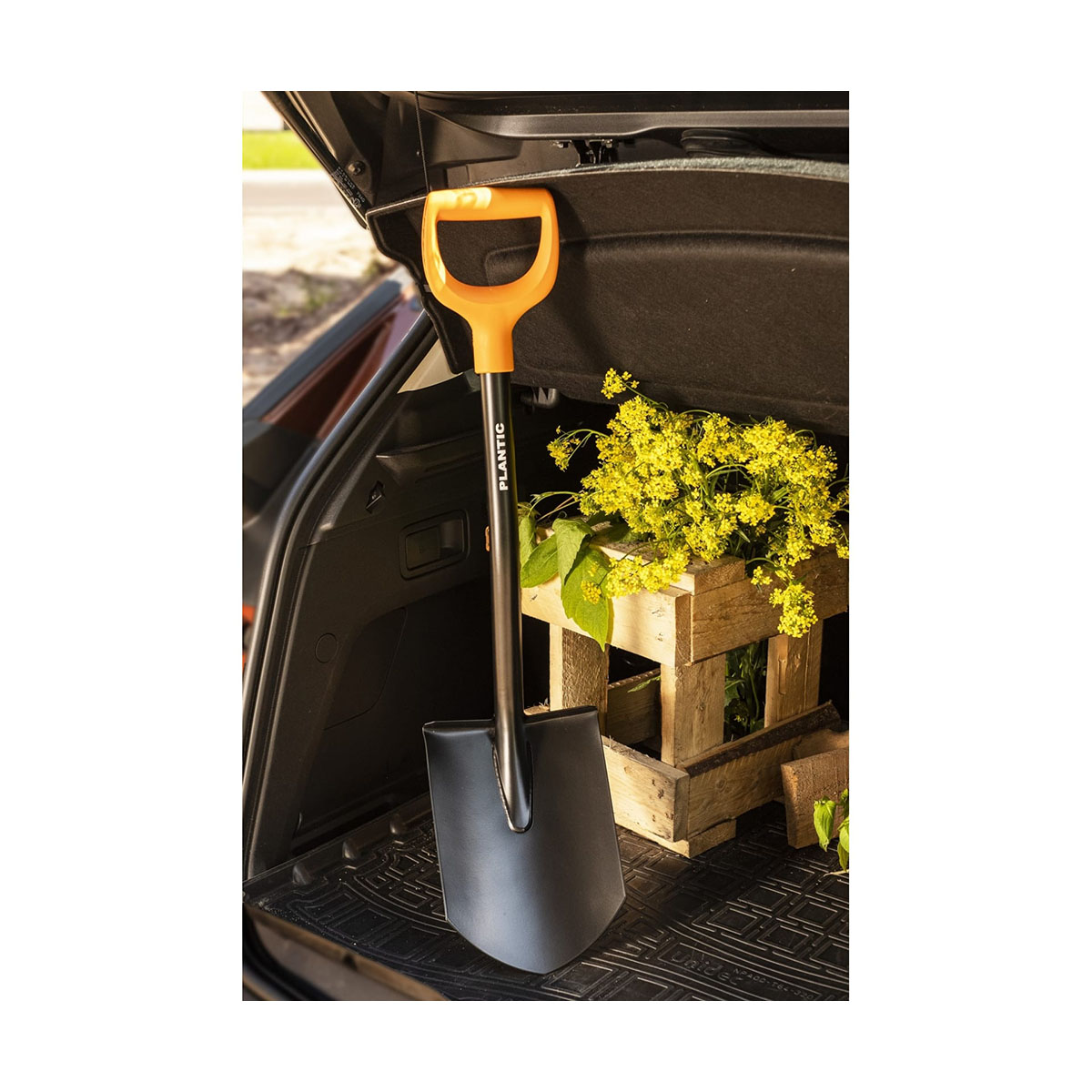 Лопата штыковая укороченная Plantic by Fiskars Terra, с черенком и ручкой, 810 мм
